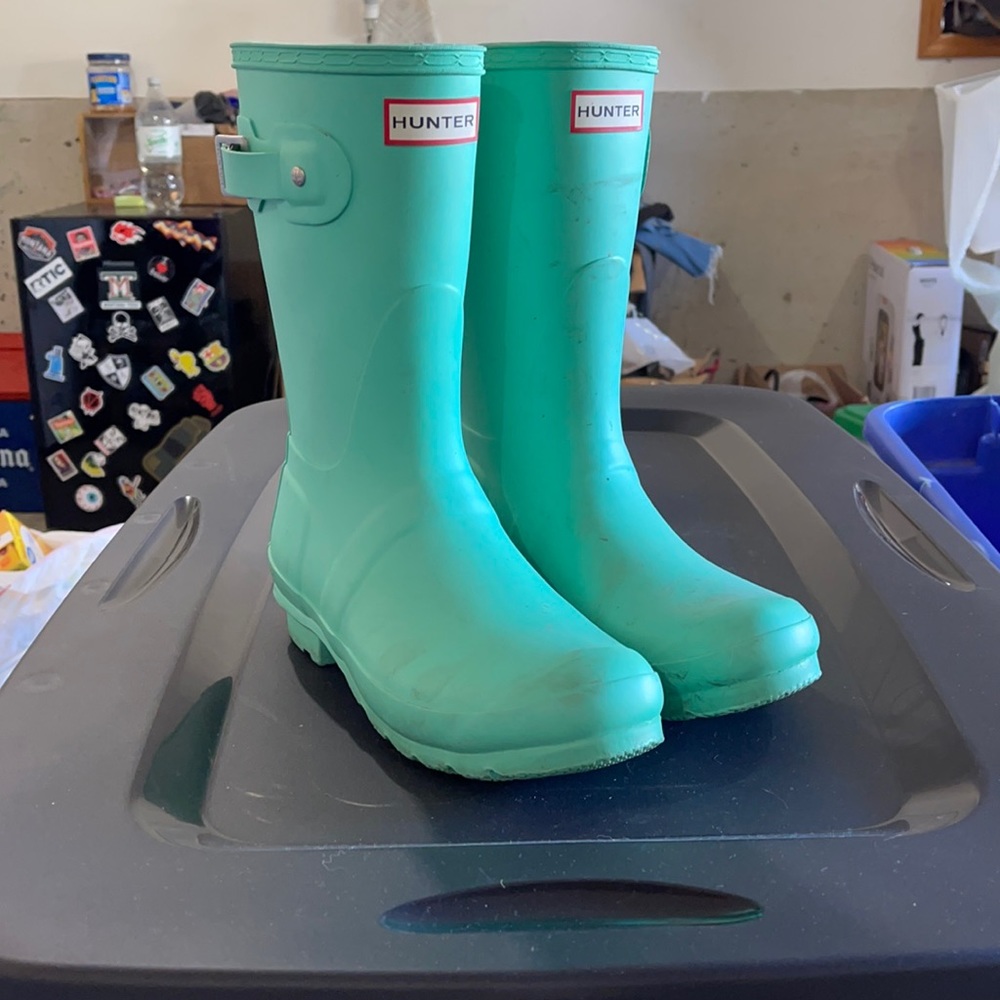 Like new, only worn twice Hunter “original short” rain boots, women’s size 8!
